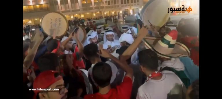 الجماهير المغربية تحتفل في سوق واقف بتأهل الأسود إلى ثمن نهائي المونديال