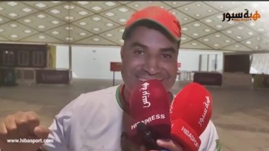 مشجع مغربي يبهر الجميع بألعاب سحرية في قطر