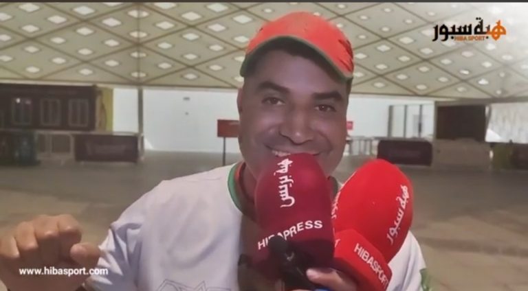 مشجع مغربي يبهر الجميع بألعاب سحرية في قطر