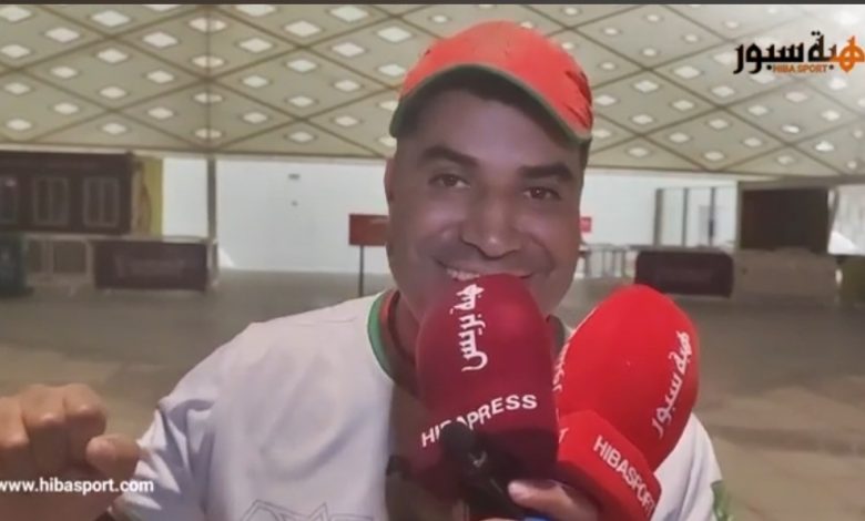 مشجع مغربي يبهر الجميع بألعاب سحرية في قطر