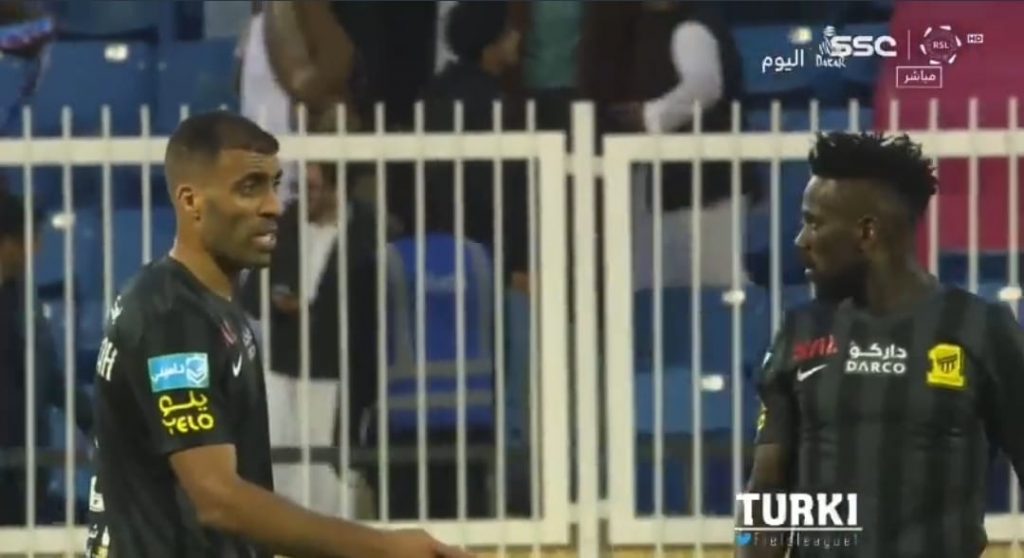 (فيديو) حمد الله يدخل في نقاش حاد مع زميله خلال مباراة إتحاد جدة ضد أبها في الدوري السعودي