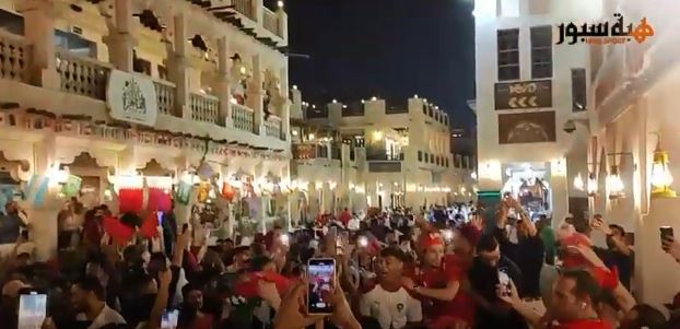 الجمهور المغربي بقطر يحتفل على ايقاع " نلعبو عليها ونجيبوها"