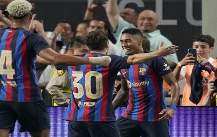 عرض إنجليزي يهدد بقاء لاعب برشلونة