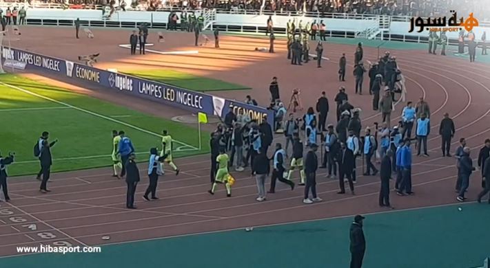 بالفيديو : جيد يرفض مغادرة الملعب بسبب خوفه من غضب جماهير الجيش