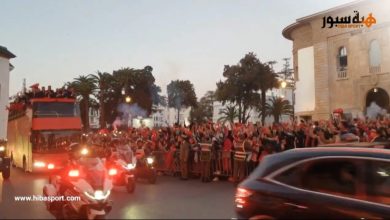 شاهد لحظة مرور حافلة أسود الأطلس وسط حشود الجماهير المغربية في شوارع الرباط
