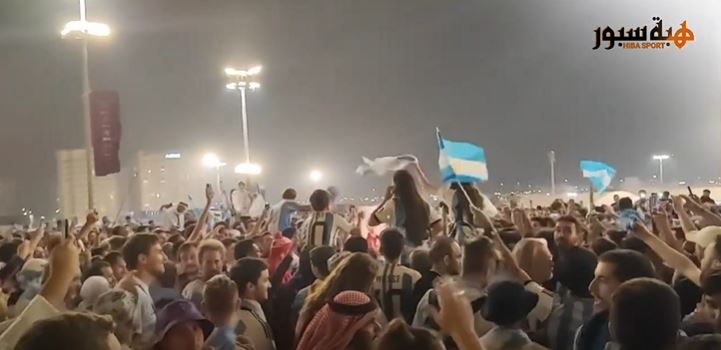 احتفالات الجماهير الأرجنتينية امام ملعب لوسيل عقب الفوز بكاس العالم