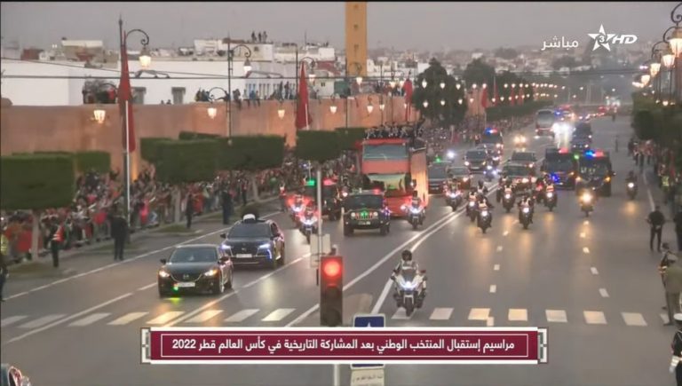 الجماهير المغربية تستقبل حافلة المنتخب الوطني بعبارة "سير سير سير"