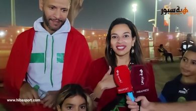 مشجعة ترتدي القفطان المزين بالراية المغربية في قطر