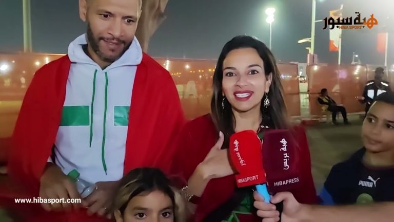 مشجعة ترتدي القفطان المزين بالراية المغربية في قطر