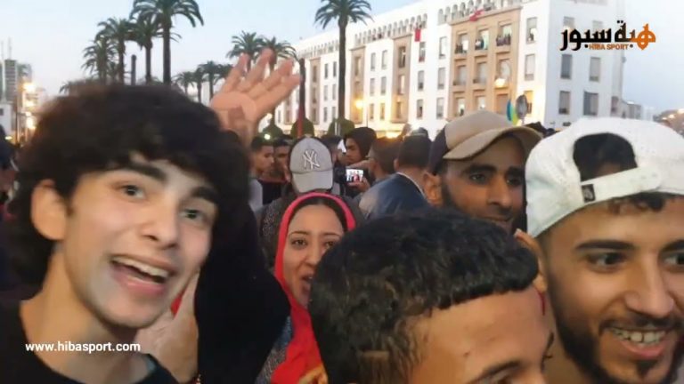 طوفان بشري كبير عقب مرور موكب اسود الاطلس تجاه القصر الملكي