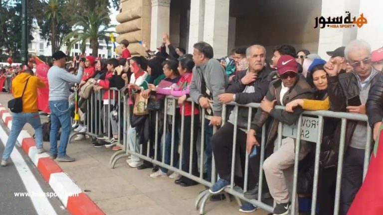 الجماهير تحتشد بالألاف على جنبات الطريق الذي يحتضن موكب أسود الاطلس
