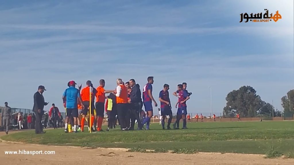 احتجاجات قوية للاعبي فتح الناظور على حكم مباراتهم ضد امل تزنيت في بطولة الهواة