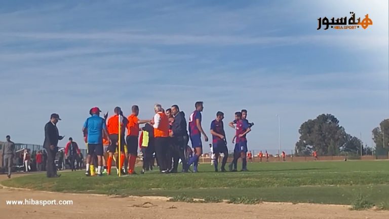 احتجاجات قوية للاعبي فتح الناظور على حكم مباراتهم ضد امل تزنيت في بطولة الهواة