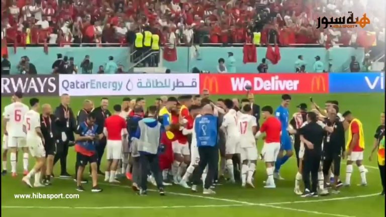 لاعبو المنتخب الوطني يرفعون الركراكي عاليا احتفالا بالتأهل المونديالي