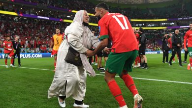 في مشهد رائع.. بوفال يحتفل مع والدته بعد تأهل أسود الأطلس إلى نصف نهائي كأس العالم