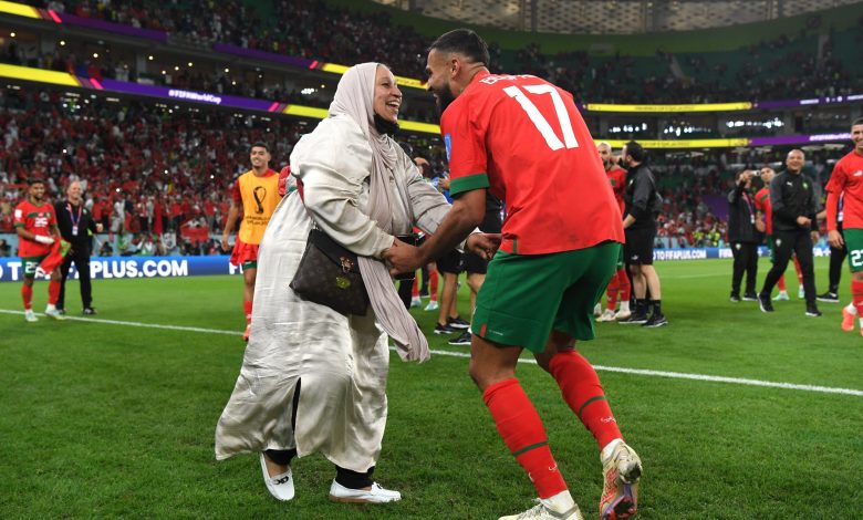 في مشهد رائع.. بوفال يحتفل مع والدته بعد تأهل أسود الأطلس إلى نصف نهائي كأس العالم