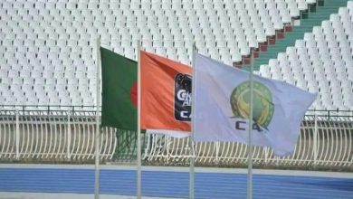الوداد يرغم شبيبة القبايل على إنزال العلم الجزائري من الملعب قبل بداية مباراتهما في دوري الأبطال
