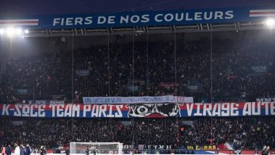 جماهير باريس سان جيرمان ترفع يافطة :"تمر ومياه.. كابوس الإتحاد الفرنسي"