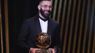 بنزيما يستعرض الكرة الذهبية خلال حفل تقديمه في السعودية