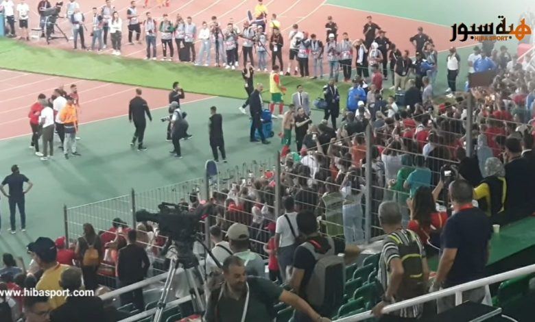 زياش يصر على اهداء قميصه لاحد المشجعين بعد نهاية المباراة