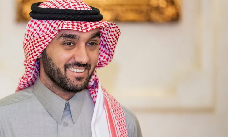 وزير الرياضة السعودي يضع شرطا قبل التعاقد مع ميسي وبنزيما