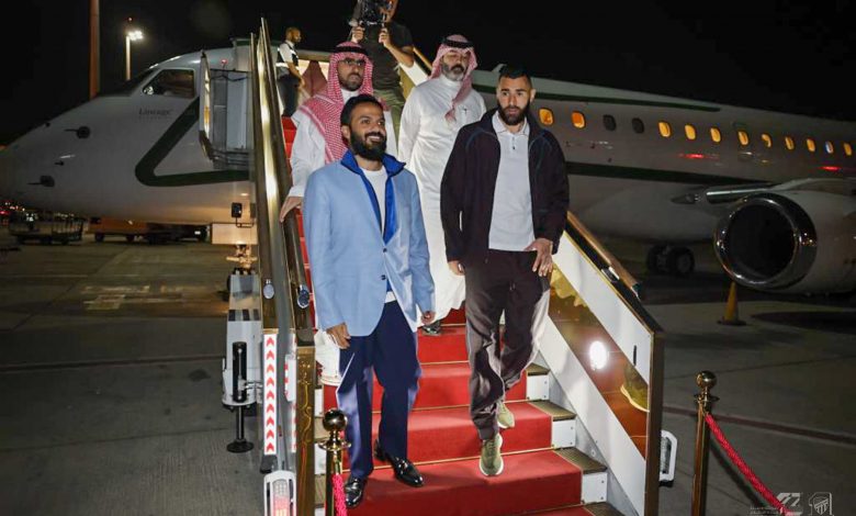 بنزيما يصل إلى السعودية لإتمام إجراءات انتقاله لإتحاد جدة