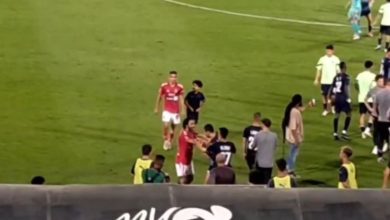 لاعب الأهلي المصري "الشحات" يعتدي بالصفع على الشيبي في الدوري المصري