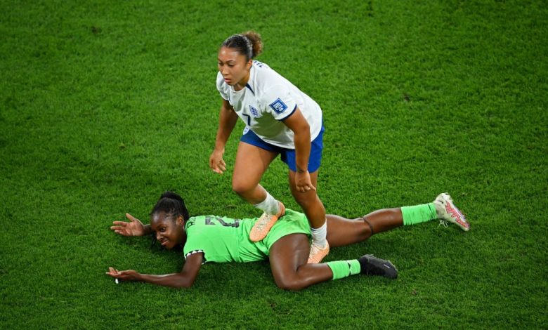 "فيفا" يعاقب نجمة إنجلترا بعد طردها أمام نيجيريا
