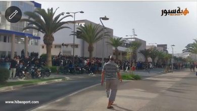 (فيديو) مشجعو حسنية حسنية أكادير يحتجون أمام مقر النادي
