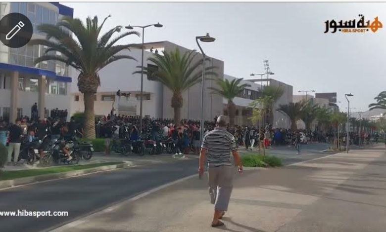 (فيديو) مشجعو حسنية حسنية أكادير يحتجون أمام مقر النادي