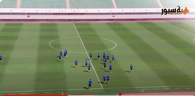 (فيديو) لاعبو حسنية أكادير يتفقدون ارضية الملعب قبل بداية مباراتهم ضد المغرب التطواني