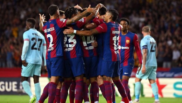 برشلونة يسعى لتجديد عقود ثلاثي الفريق