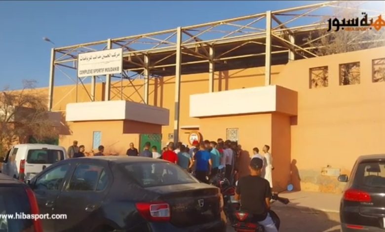 (فيديو) الجماهير تتوافد على ملعب مودانيب بتيكيوين للحصول على تذاكر مباراة الأسود ضد ليبيريا