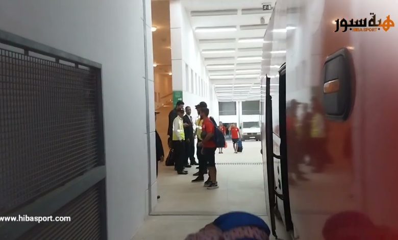 (فيديو) لحظة خروج متولي من مستودع الملابس بعد نهاية مباراة الحسنية ضد الرجاء