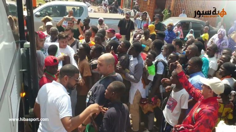 البعثة الاعلامية توزع اقمصة المنتخب المغربي على الجمهور الإيفواري