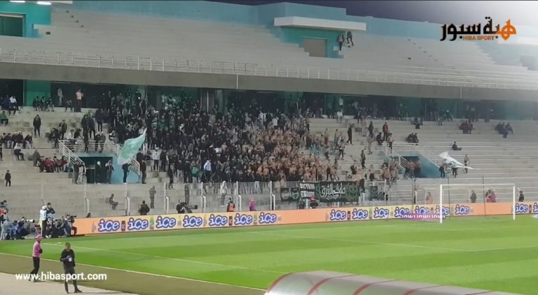 (فيديو) رغم البرد الجمهور الوجدي يشجع المولودية بأجسام عارية