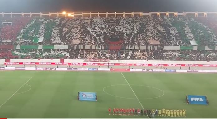 الجماهير تبدع بتيفو رائع في المباراة الودية للمنتخب الوطني المغربي ضد أنغولا