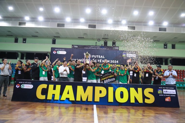 المنتخب الوطني الرديف لكرة القدم داخل القاعة يفوز بدوري الفيتنام