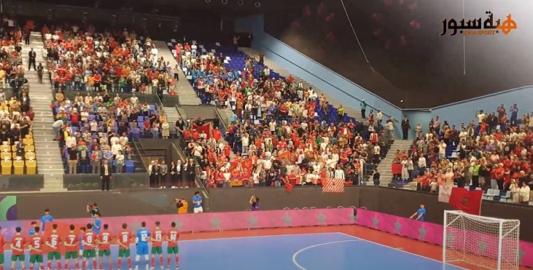 النشيد الوطني يزلزل قاعة مولاي عبد الله وتفاعل رائع للجماهير