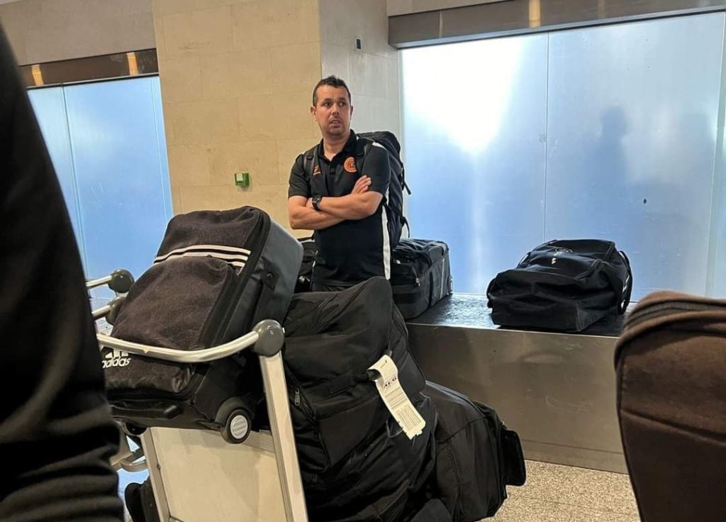 احتجاز بعثة نهضة بركان في المطار بالجزائر بسبب خريطة المغرب