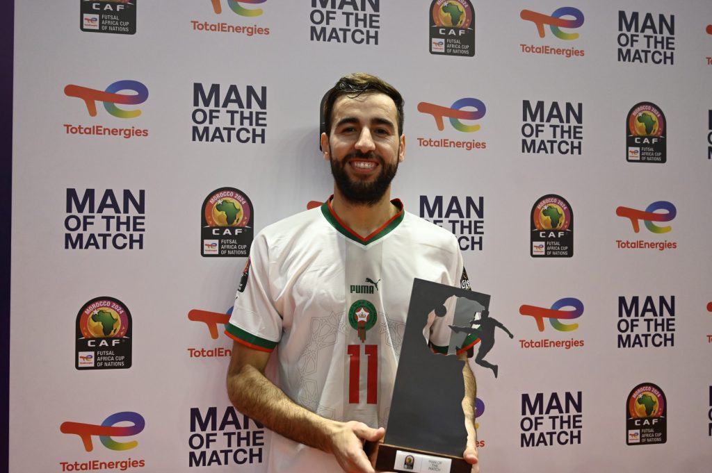 البقالي يحصل على جائزة أفضل لاعب في مباراة أسود الفوتسال ضد زامبيا