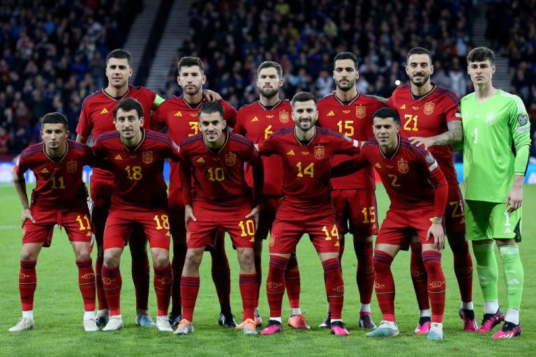 "فيفا" يهدد بتجميد المنتخبات والأندية الإسبانية بسبب التدخل السياسي