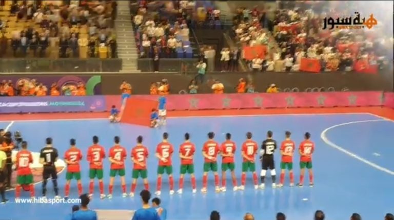 بالفيديو .. النشيد المغربي يزلزل جنبات قاعة مولاي عبد الله في مباراة المنتخب