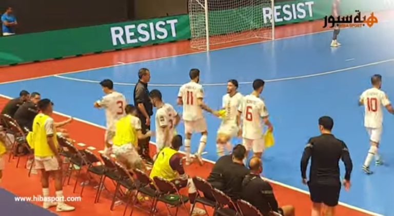 الدكيك يوبخ اللاعبين على تضييع الفرص رغم تقدمهم بفارق 6 أهداف