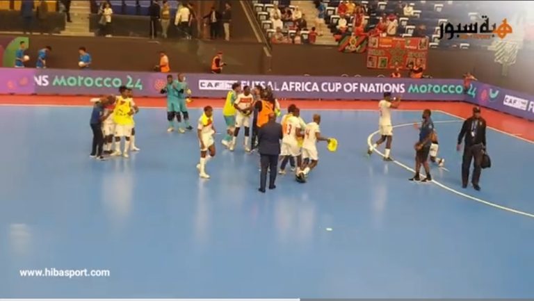 بالفيديو .. فرحة هيستيرية للاعبي أنغولا مع الجمهور بعد الإطاحة بمصر