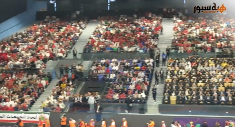 بالفيديو ..قاعة مولاي عبد الله تهتز على شعار "الصحراء مغربية"