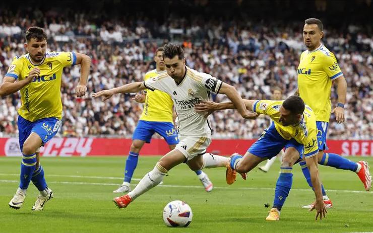 ريال مدريد يسحق قادش وينتظر تعثر برشلونة للتتويج رسميا بالليغا