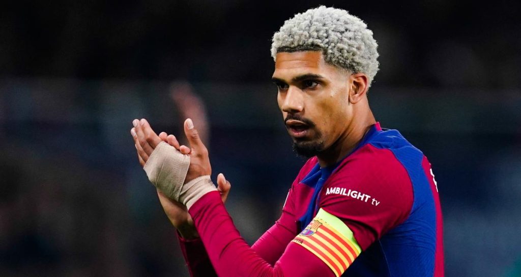 تشيلسي يقتحم سباق التعاقد مع مدافع برشلونة أراوخو