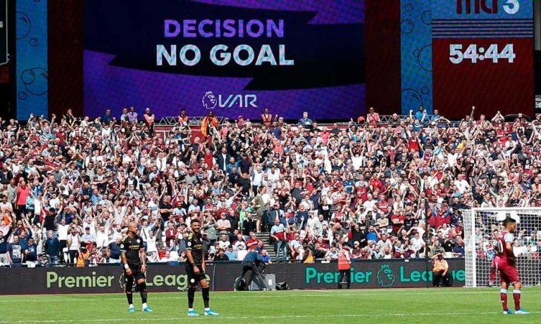 أندية الدوري الإنجليزي تستعد للتصويت على قرار بإلغاء تقنية VAR الموسم المقبل