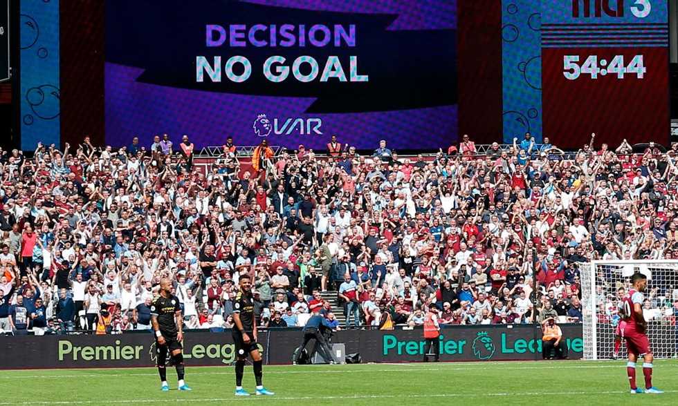 أندية الدوري الإنجليزي تستعد للتصويت على قرار بإلغاء تقنية VAR الموسم المقبل